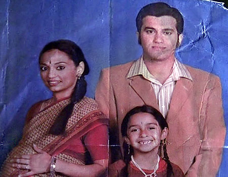 File:Suresh family portrait.jpg