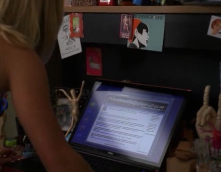 Fichier:Claire searches Gretchen's laptop.jpg