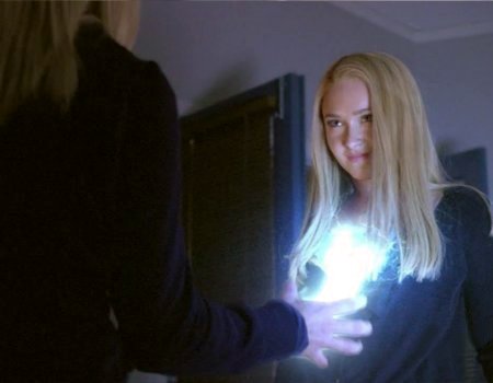 File:Powers Elle zaps Claire.jpg