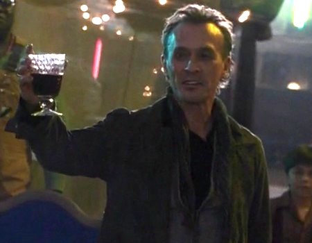 File:Wine is flowing at the carnival Thanksgiving dinner.jpg