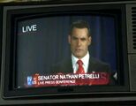 Sylar imite le sénateur Petrelli et donne une conférence de presse en son nom. (« 1961 ­­­»)