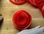 Monica façonne une tomate en forme de rose après avoir vu l'action faite par une présentatrice d'émission de cuisine. (« Pères et Manques ­­­»)