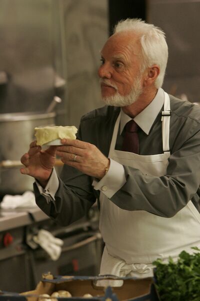 File:Linderman makes a pot pie.jpg